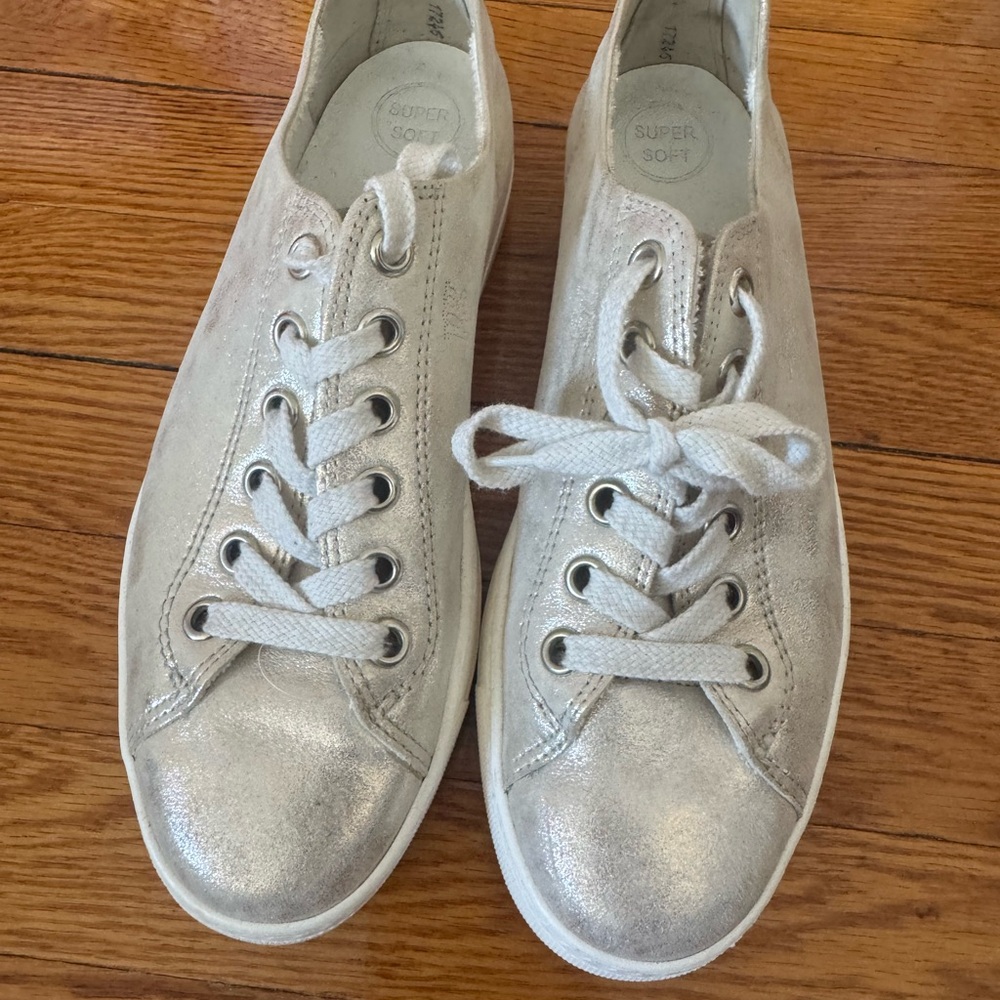 Paul Green Bixby lace up women’s platform sneaker in metallic